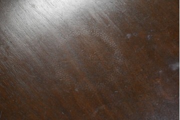 フランスアンティーク　1920年頃　高級品!!　マホガニー材　小振りで取り入れやすいサイズ感!　曲線を描くストレッチャーが優美な彫刻入りデスク　(R-090497)