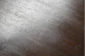 フランスアンティーク　1920年頃　高級品!!　マホガニー材　小振りで取り入れやすいサイズ感!　曲線を描くストレッチャーが優美な彫刻入りデスク　(R-090497)