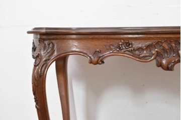 フランスアンティーク　1920年頃　高級品!!　マホガニー材　小振りで取り入れやすいサイズ感!　曲線を描くストレッチャーが優美な彫刻入りデスク　(R-090497)