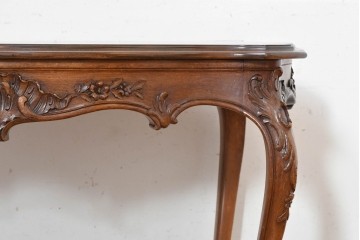 フランスアンティーク　1920年頃　高級品!!　マホガニー材　小振りで取り入れやすいサイズ感!　曲線を描くストレッチャーが優美な彫刻入りデスク　(R-090497)