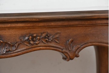 フランスアンティーク　1920年頃　高級品!!　マホガニー材　小振りで取り入れやすいサイズ感!　曲線を描くストレッチャーが優美な彫刻入りデスク　(R-090497)