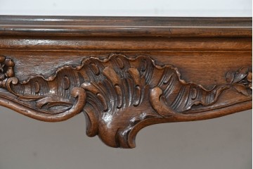 フランスアンティーク　1920年頃　高級品!!　マホガニー材　小振りで取り入れやすいサイズ感!　曲線を描くストレッチャーが優美な彫刻入りデスク　(R-090497)