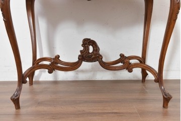 フランスアンティーク　1920年頃　高級品!!　マホガニー材　小振りで取り入れやすいサイズ感!　曲線を描くストレッチャーが優美な彫刻入りデスク　(R-090497)