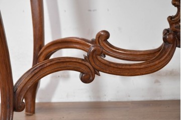 フランスアンティーク　1920年頃　高級品!!　マホガニー材　小振りで取り入れやすいサイズ感!　曲線を描くストレッチャーが優美な彫刻入りデスク　(R-090497)