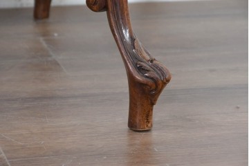 フランスアンティーク　1920年頃　高級品!!　マホガニー材　小振りで取り入れやすいサイズ感!　曲線を描くストレッチャーが優美な彫刻入りデスク　(R-090497)