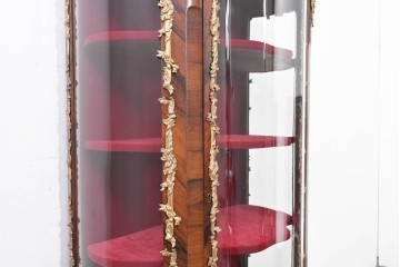 イタリアヴィンテージ　1960年頃　ローズウッド材　真鍮飾りと花の象嵌が優美なガラスキャビネット　(R-090498)