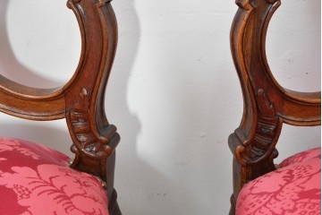 イギリスアンティーク　1940年頃　高級品　ウォールナット材　繊細な彫刻を施した作りの良いダイニングチェア4脚セット　(R-090500)