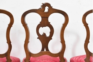 イギリスアンティーク　1940年頃　高級品　ウォールナット材　繊細な彫刻を施した作りの良いダイニングチェア4脚セット　(R-090500)