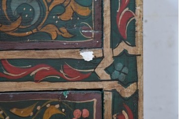 アジアンアンティーク　インド　1940年から1970年頃　手描きの絵付けと装飾的な格子が印象的なキャビネット　(R-090502)