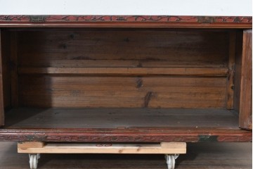 中国ヴィンテージ　アンティーク調　吉祥文様の彫刻と絵付けが華やかなローボード　(R-090503)
