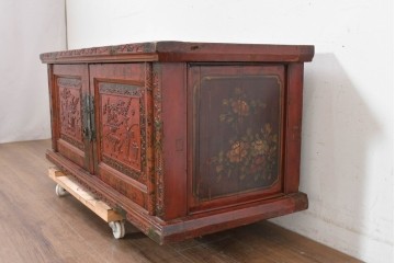 中国ヴィンテージ　アンティーク調　吉祥文様の彫刻と絵付けが華やかなローボード　(R-090503)