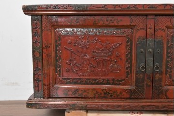中国ヴィンテージ　アンティーク調　吉祥文様の彫刻と絵付けが華やかなローボード　(R-090503)