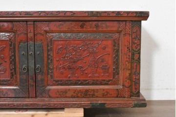 中国ヴィンテージ　アンティーク調　吉祥文様の彫刻と絵付けが華やかなローボード　(R-090503)