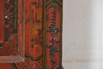 中国ヴィンテージ　アンティーク調　吉祥文様の彫刻と絵付けが華やかなローボード　(R-090503)