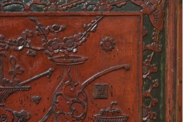中国ヴィンテージ　アンティーク調　吉祥文様の彫刻と絵付けが華やかなローボード　(R-090503)