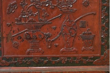 中国ヴィンテージ　アンティーク調　吉祥文様の彫刻と絵付けが華やかなローボード　(R-090503)