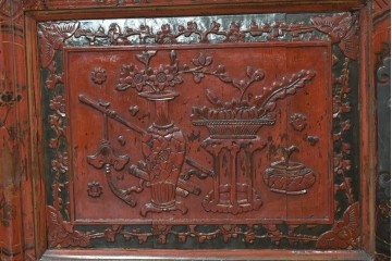 中国ヴィンテージ　アンティーク調　吉祥文様の彫刻と絵付けが華やかなローボード　(R-090503)