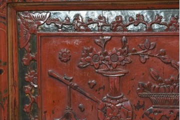 中国ヴィンテージ　アンティーク調　吉祥文様の彫刻と絵付けが華やかなローボード　(R-090503)
