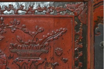 中国ヴィンテージ　アンティーク調　吉祥文様の彫刻と絵付けが華やかなローボード　(R-090503)