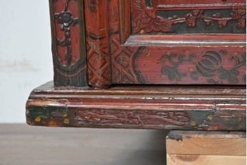 中国ヴィンテージ　アンティーク調　吉祥文様の彫刻と絵付けが華やかなローボード　(R-090503)