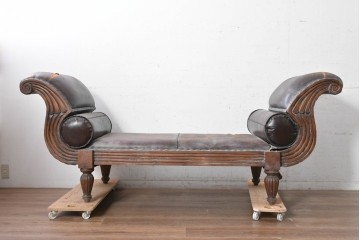 【簡易リペア限定品】　アジアンアンティーク　1880年から1920年頃　チーク材　ロールアームがクラシカルな英国風本革ソファベンチ　(R-090504)
