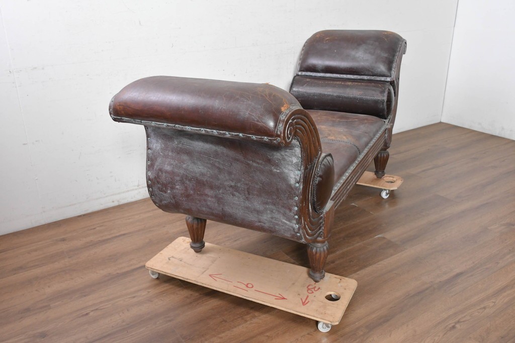 【簡易リペア限定品】　アジアンアンティーク　1880年から1920年頃　チーク材　ロールアームがクラシカルな英国風本革ソファベンチ　(R-090504)