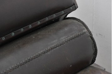 【簡易リペア限定品】　アジアンアンティーク　1880年から1920年頃　チーク材　ロールアームがクラシカルな英国風本革ソファベンチ　(R-090504)