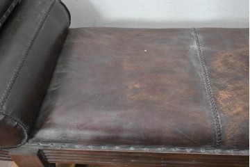 【簡易リペア限定品】　アジアンアンティーク　1880年から1920年頃　チーク材　ロールアームがクラシカルな英国風本革ソファベンチ　(R-090504)