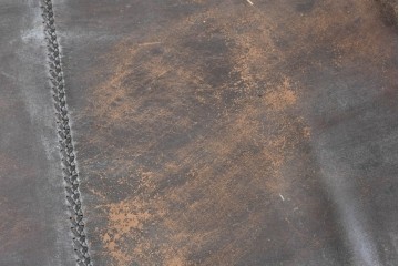 【簡易リペア限定品】　アジアンアンティーク　1880年から1920年頃　チーク材　ロールアームがクラシカルな英国風本革ソファベンチ　(R-090504)