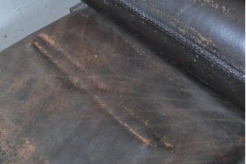 【簡易リペア限定品】　アジアンアンティーク　1880年から1920年頃　チーク材　ロールアームがクラシカルな英国風本革ソファベンチ　(R-090504)