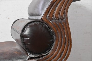 【簡易リペア限定品】　アジアンアンティーク　1880年から1920年頃　チーク材　ロールアームがクラシカルな英国風本革ソファベンチ　(R-090504)
