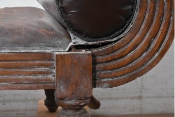 【簡易リペア限定品】　アジアンアンティーク　1880年から1920年頃　チーク材　ロールアームがクラシカルな英国風本革ソファベンチ　(R-090504)