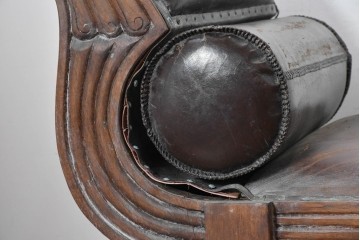 【簡易リペア限定品】　アジアンアンティーク　1880年から1920年頃　チーク材　ロールアームがクラシカルな英国風本革ソファベンチ　(R-090504)