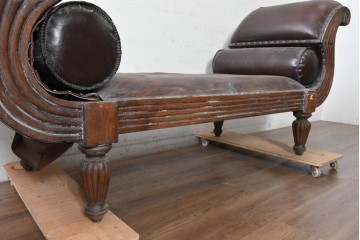 【簡易リペア限定品】　アジアンアンティーク　1880年から1920年頃　チーク材　ロールアームがクラシカルな英国風本革ソファベンチ　(R-090504)