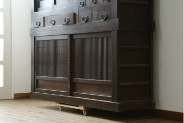 和製アンティーク　和の風格あふれる丸桟引き戸の二段重ね近江水屋箪笥　(R-090505)