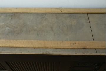 和製アンティーク　引き出し8杯付き　和の風格あふれる丸桟引き戸の近江水屋箪笥サイドボード　(R-090506)