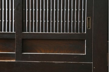 和製アンティーク　引き出し8杯付き　和の風格あふれる丸桟引き戸の近江水屋箪笥サイドボード　(R-090506)