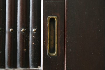 和製アンティーク　引き出し8杯付き　和の風格あふれる丸桟引き戸の近江水屋箪笥サイドボード　(R-090506)