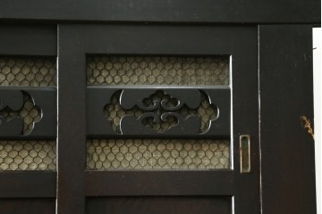 和製アンティーク　引き出し8杯付き　和の風格あふれる丸桟引き戸の近江水屋箪笥サイドボード　(R-090506)
