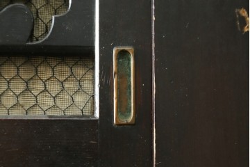 和製アンティーク　引き出し8杯付き　和の風格あふれる丸桟引き戸の近江水屋箪笥サイドボード　(R-090506)
