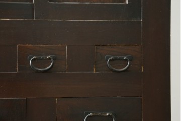 和製アンティーク　引き出し8杯付き　和の風格あふれる丸桟引き戸の近江水屋箪笥サイドボード　(R-090506)