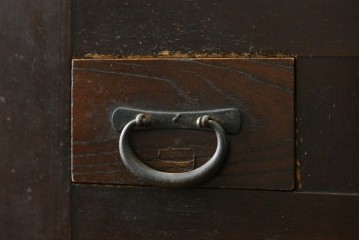 和製アンティーク　引き出し8杯付き　和の風格あふれる丸桟引き戸の近江水屋箪笥サイドボード　(R-090506)