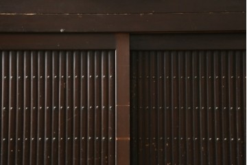 和製アンティーク　和の風格あふれる丸桟引き戸の近江水屋箪笥サイドボード　(R-090507)