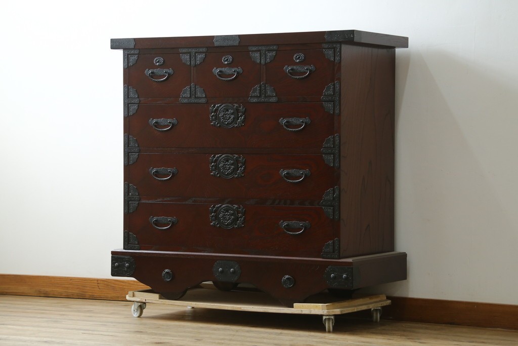 中古　美品　筑後民芸　美しい木目と装飾金具を楽しめる車箪笥　(R-090510)
