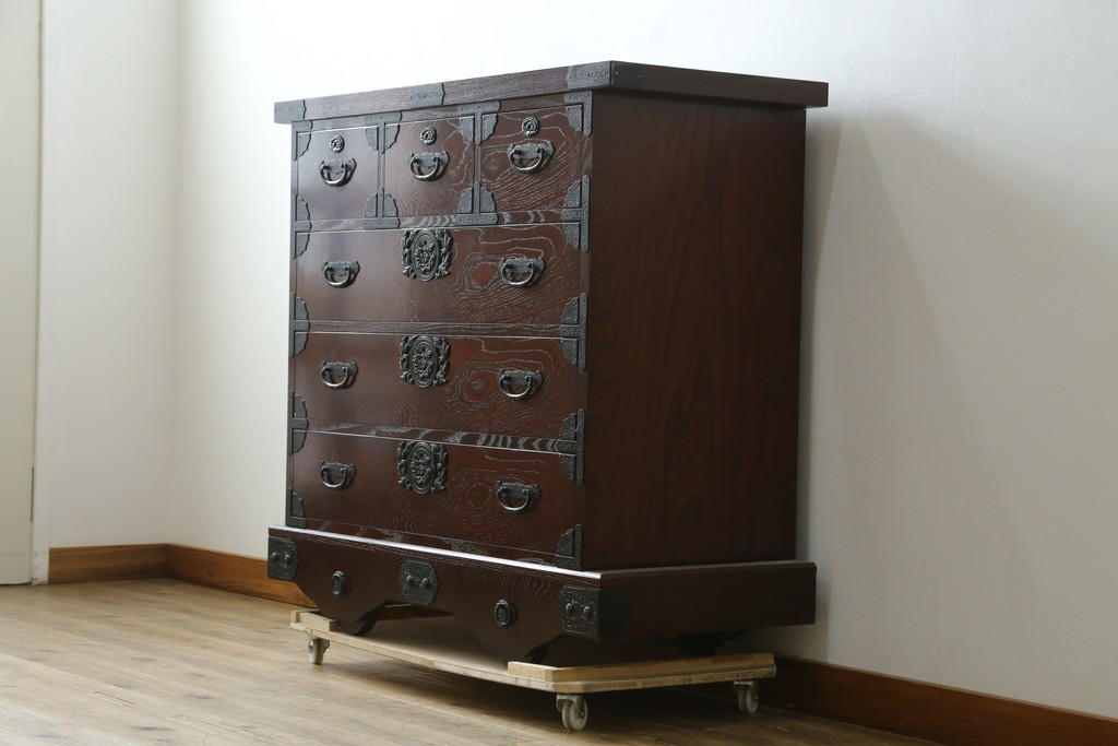 中古　美品　筑後民芸　美しい木目と装飾金具を楽しめる車箪笥　(R-090510)