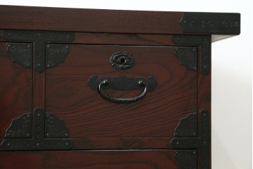 中古　美品　筑後民芸　美しい木目と装飾金具を楽しめる車箪笥　(R-090510)