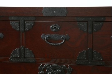 中古　美品　筑後民芸　美しい木目と装飾金具を楽しめる車箪笥　(R-090510)