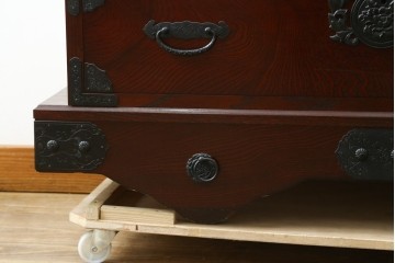 中古　美品　筑後民芸　美しい木目と装飾金具を楽しめる車箪笥　(R-090510)