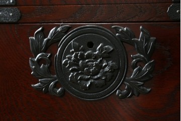 中古　美品　筑後民芸　美しい木目と装飾金具を楽しめる車箪笥　(R-090510)