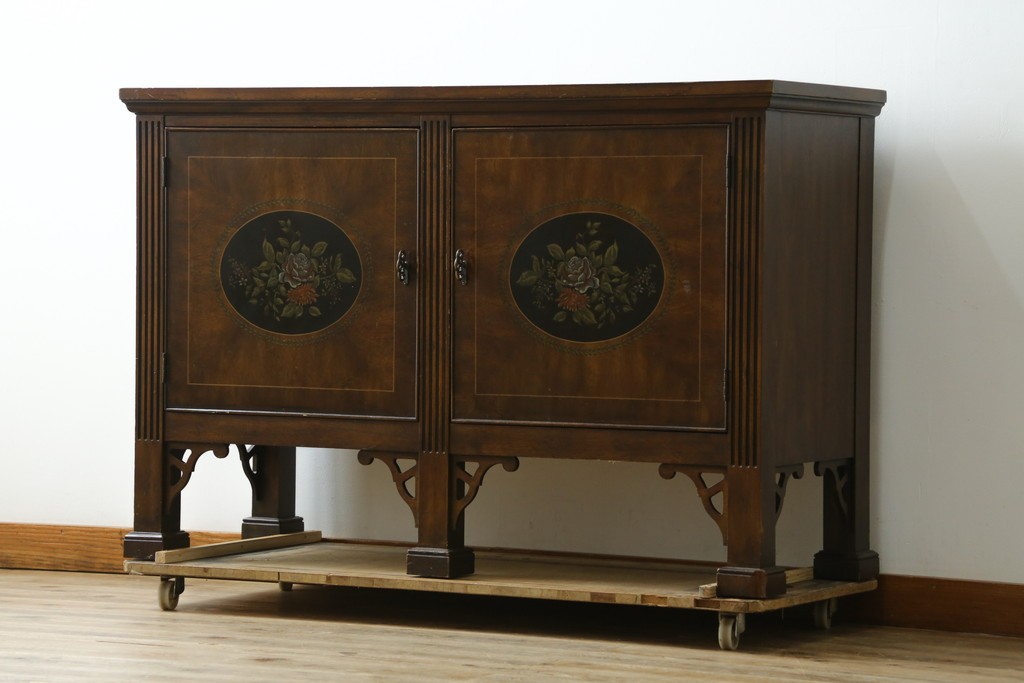 中古　希少モデル!!　DREXEL HERITAGE(ドレクセルヘリテイジ)　シノワズリ様式　優美な花絵と脚部の透かし飾りが目を惹くサイドボード (R-090511)
